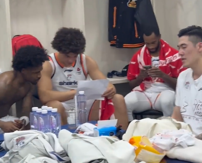 九游体育官方网站-胜广东更衣室!卢伟赞3将强调团结,领导直指别膨胀,氛围感拉满|上海|张镇麟|刘铮|比赛|古德温_新浪体育_新浪新闻