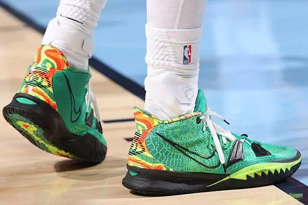 九游体育-约翰逊穿着Kyrie7,砍下32分15篮板8助攻1抢断