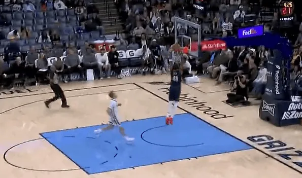 九游体育官方网站-贝快攻扣篮打进砍下31分，鹈鹕末节打出22-11灰熊叫停